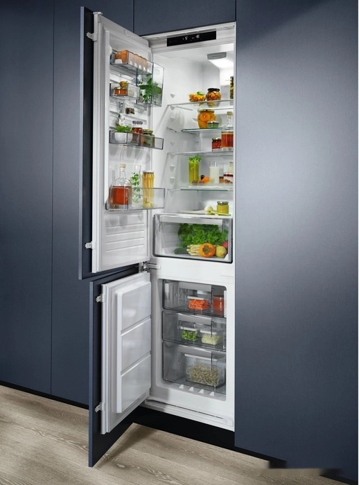 Холодильник Electrolux ENS8TE19S